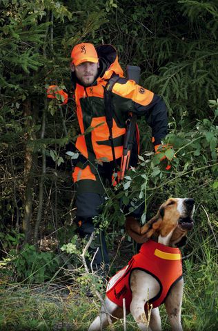 Hund mit Jäger